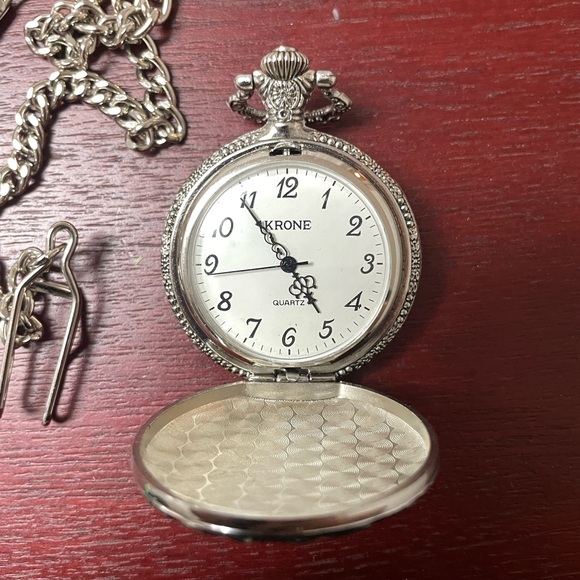 Elegant Silver Pocket Watch with Horse Motif comes w display case - Picture 3 of 4